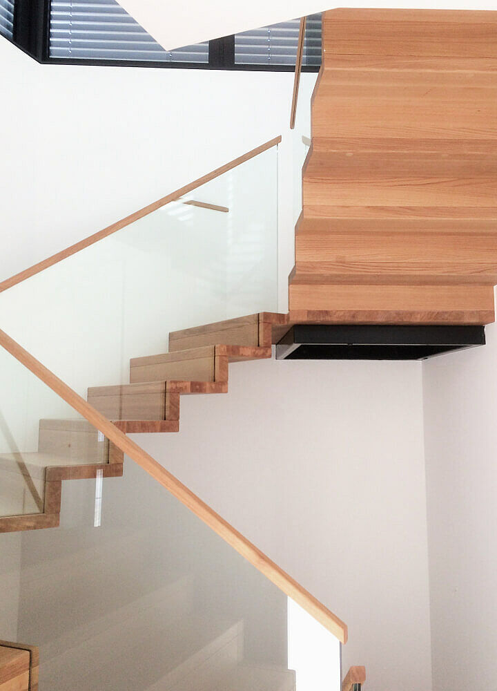 Faltwerktreppe mit Klarglasgeländer