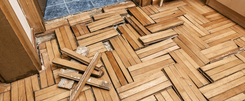 Holzfußboden nach Wasserschaden