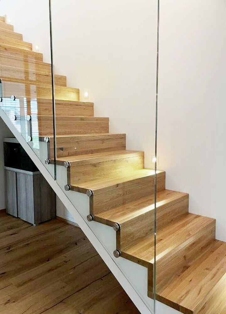 Massivholztreppe in Faltwerkoptik mit Klarglasgeländer