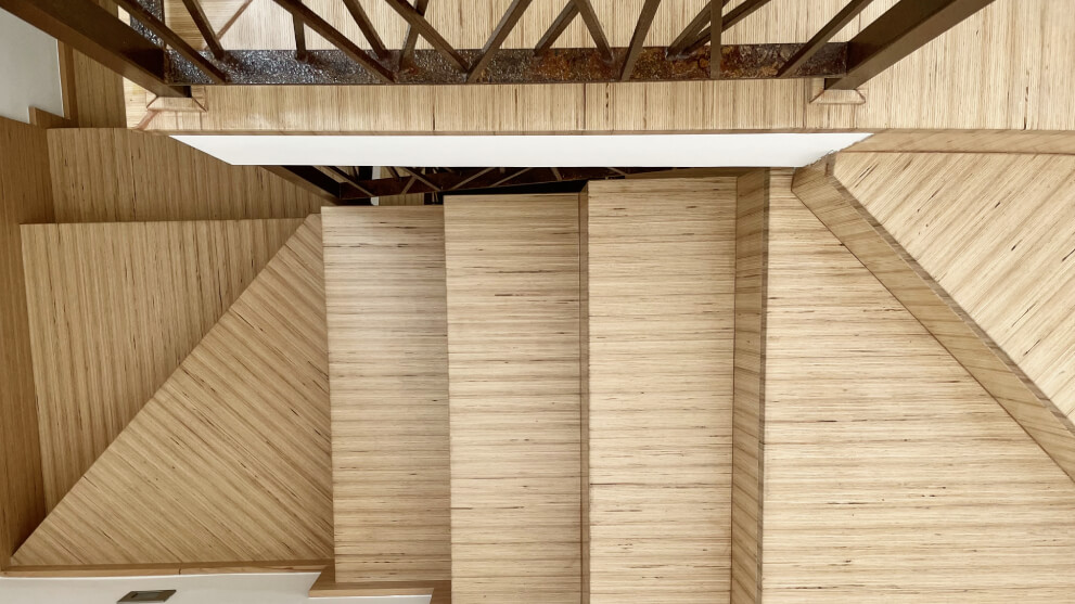 Tritt- und Setzstufen in Massivholz individuell gefertigt auf einer Betontreppe 